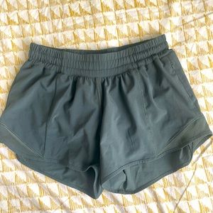 Lululemon Hotty Hot Low-Rise Lined Short 4’’
